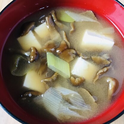 なめこのお味噌汁はトロッとしていて体が温まりますね。
豆腐も入っているので栄養もしっかり摂れて良いですね。